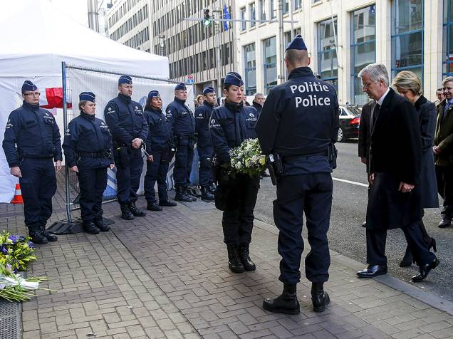 O rei belga Philippe e a rainha Mathilde, em cerimônia realizada nesta quarta-feira (23), próxima à estação de metrô Maalbeek, um dos alvos dos atentados em Bruxelas