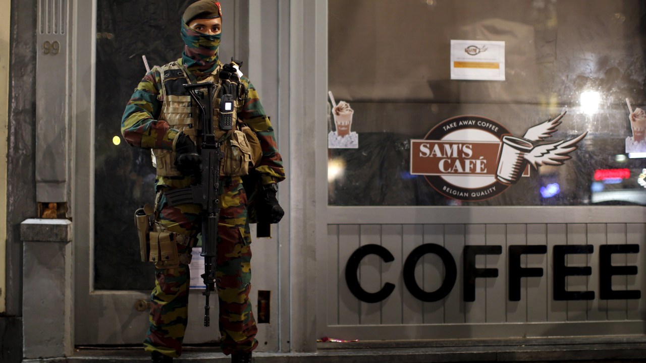 Soldados patrulham o centro de Bruxelas, na Bélgica - 23/11/2015