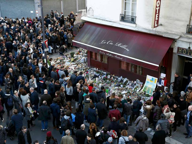 Pessoas se reúnem para prestar homenagens do lado de fora do restaurante Le Carillon, um dos locais de ataque em Paris - 15/11/2015