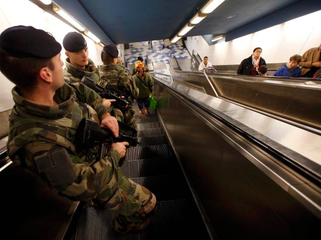 Segurança reforçada na estação de metrô em Marselha na França após onda de ataques de terroristas em Paris - 15/11/2015