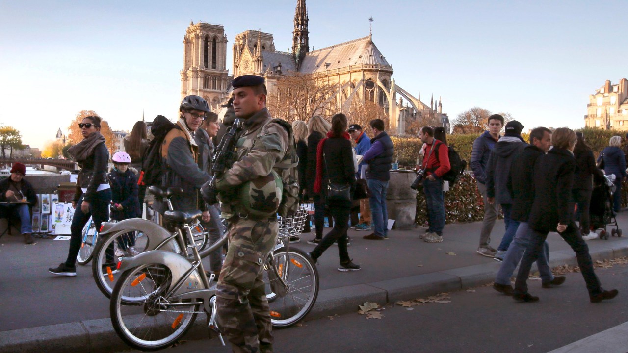 Segurança reforçada em torno da catedral de Notre Dame em Paris - 15/11/2015