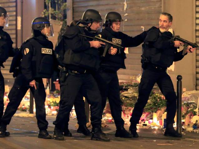 Polícia reage após avistar um veículo suspeito perto do restaurante Le Carillon em Paris onde dezenas de pessoas prestavam homenagens às vítimas dos ataques terroristas no local - 15/11/2015