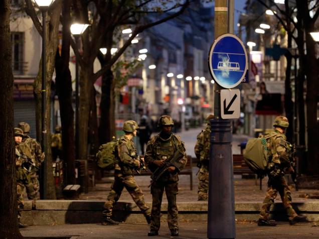 Soldados do exército francês guardam posição durante operação antiterrorismo em Saint-Denis, norte de Paris - 18/11/2015