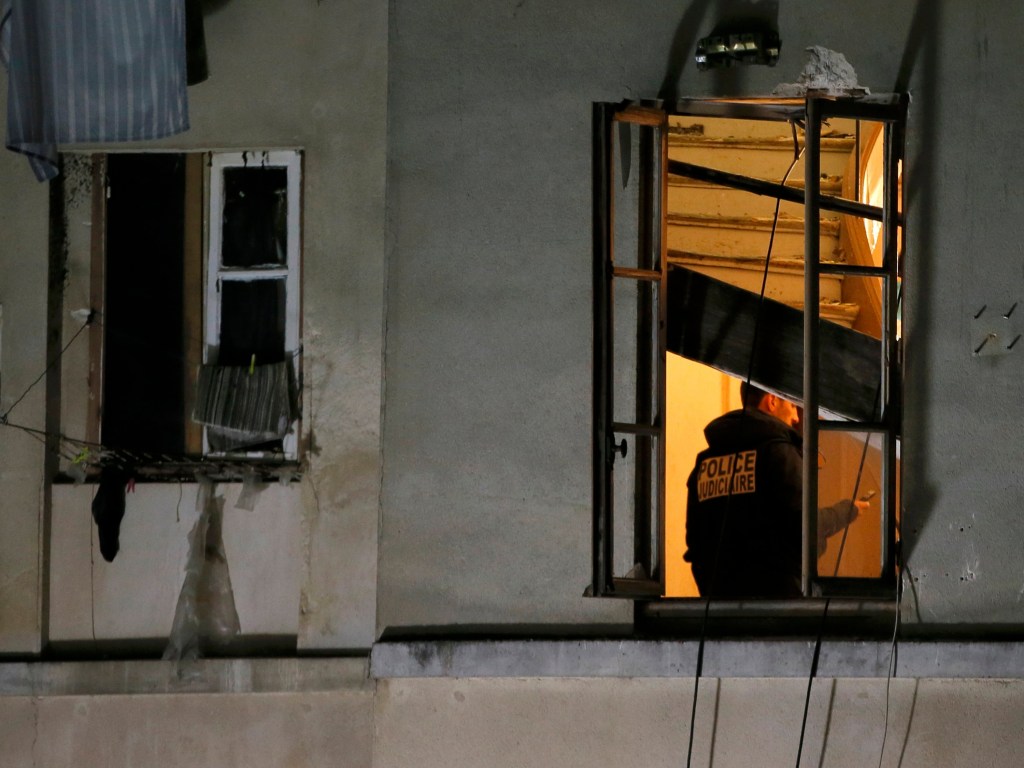 Policial inspeciona apartamento invadido pelas forças especiais em Saint-Denis, durante operação para capturar terroristas (13) - 18/11/2015