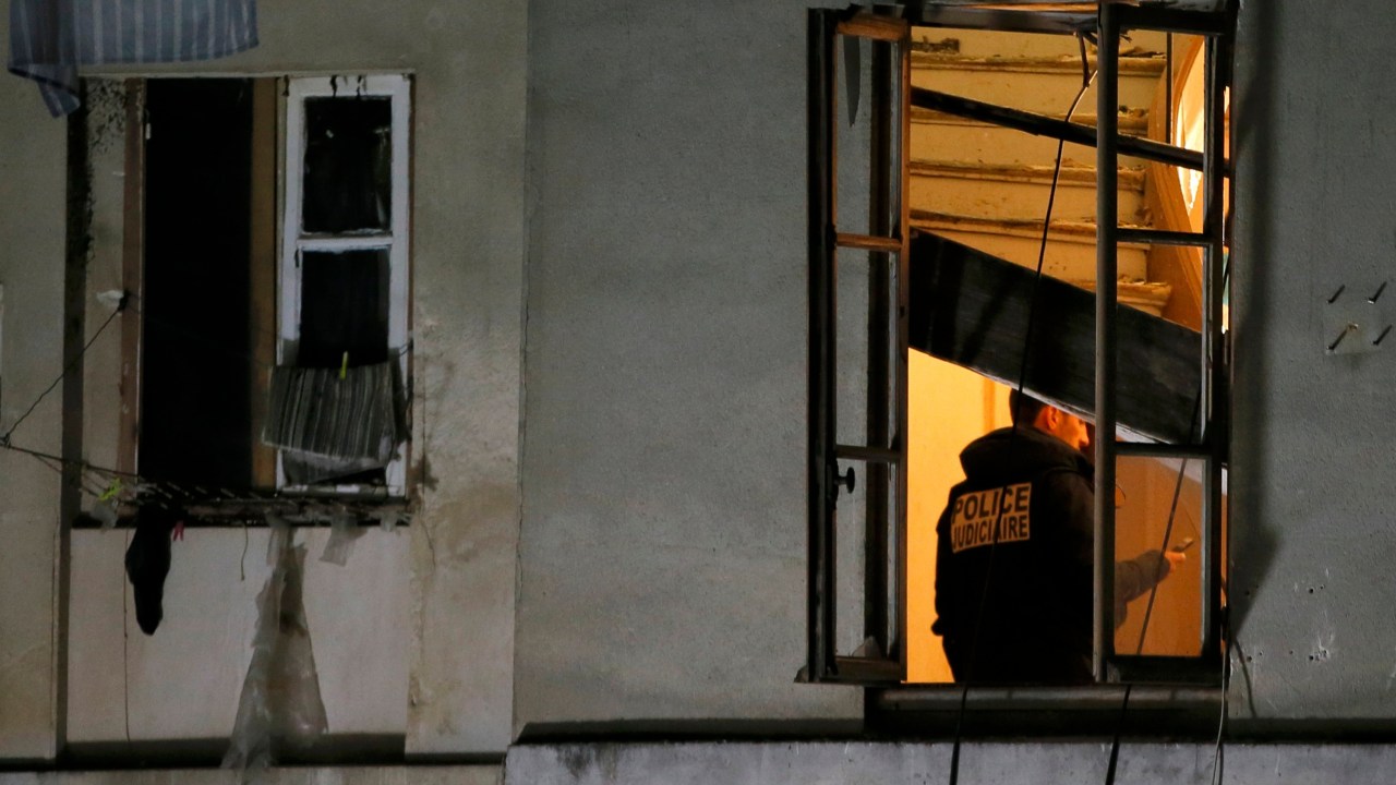 Policial inspeciona apartamento invadido pelas forças especiais em Saint-Denis, durante operação para capturar terroristas (13) - 18/11/2015