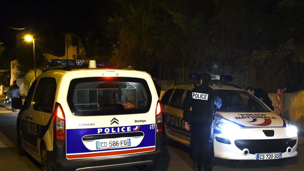 Polícia protege a área do local onde um homem foi esfaqueado no sul da cidade de Marselha, na França - 18/11/2015