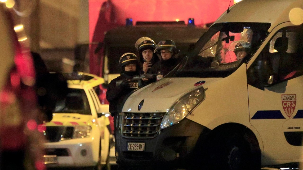 Policiais guardam posição perto da cena de um tiroteio em Roubaix, norte da França - 24/11/2015