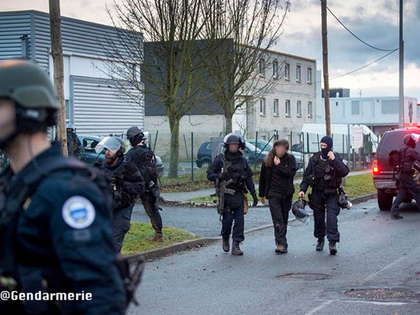 Polícia francesa divulga imagens da operação desta sexta-feira, em Dammartin-en-Goële que matou os terroristas responsáveis pelo ataque ao Charlie Hebdo - 09/01/2015