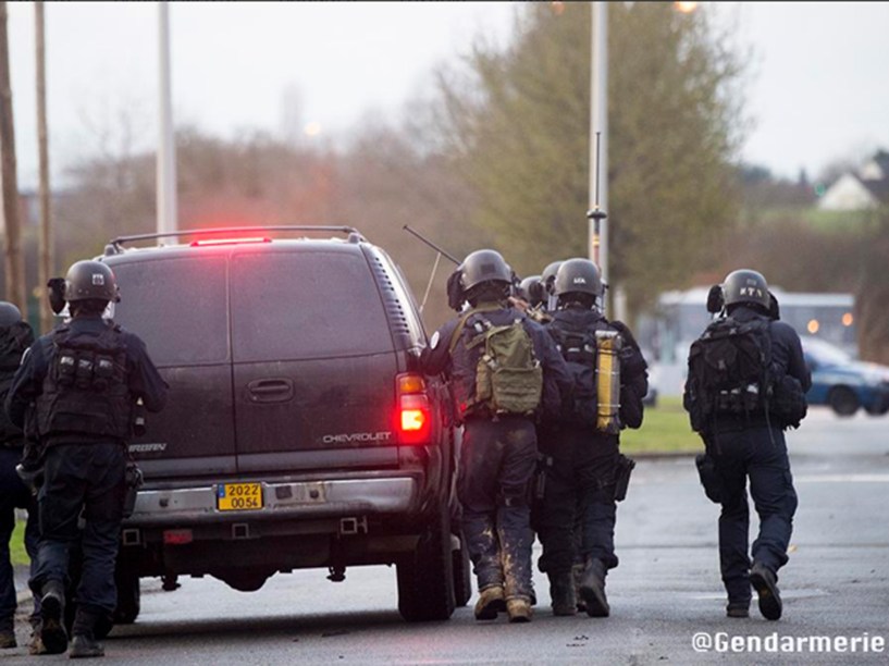 Polícia francesa divulga imagens da operação desta sexta-feira, em Dammartin-en-Goële que matou os terroristas responsáveis pelo ataque ao Charlie Hebdo - 09/01/2015