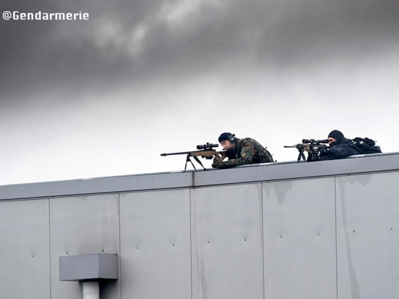 Polícia francesa divulga imagens da operação desta sexta-feira, em Dammartin-en-Goële que matou os terroristas responsáveis pelo ataque ao Charlie Hebdo - 09/01/2015
