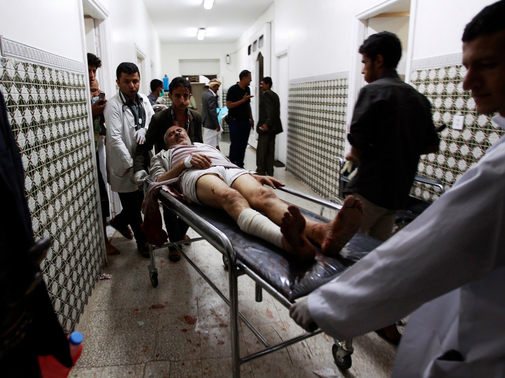 Médicos carregam um homem ferido em um hospital de Sanaa, capital do Iêmen, depois de um ataque de homens-bomba em uma mesquita xiita - 02/09/2015