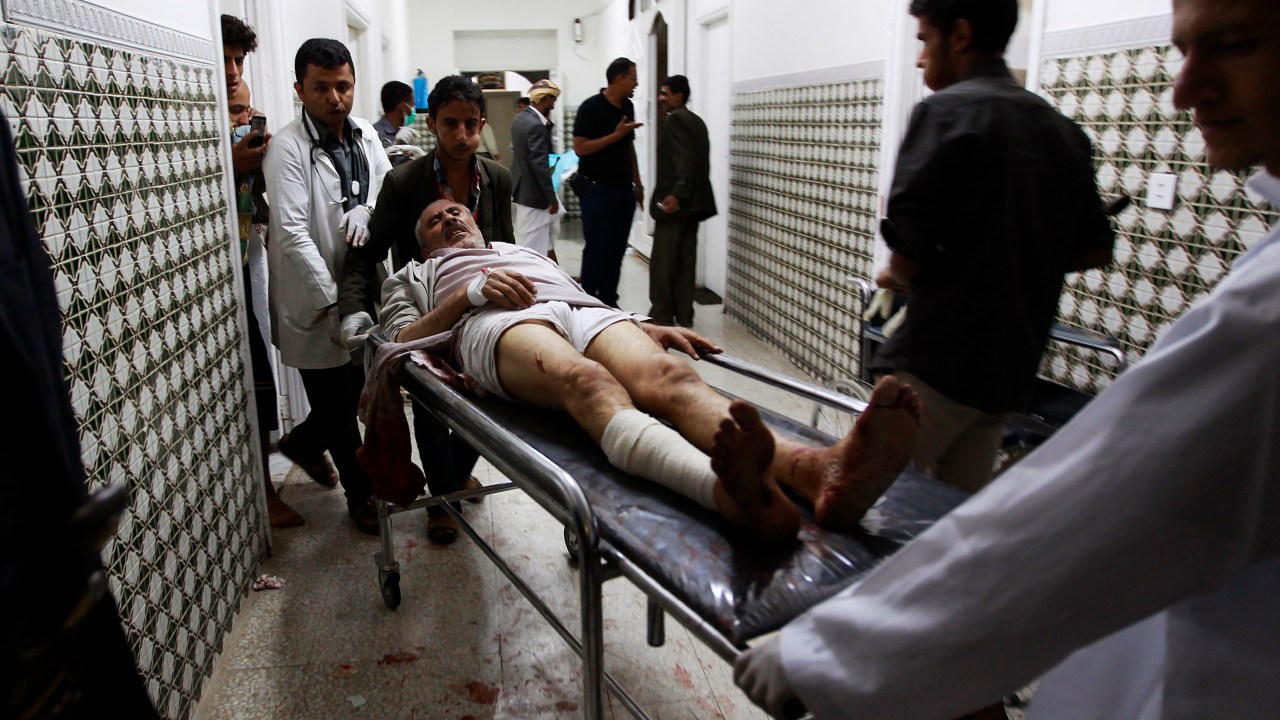 Médicos carregam um homem ferido em um hospital de Sanaa, capital do Iêmen, depois de um ataque de homens-bomba em uma mesquita xiita - 02/09/2015