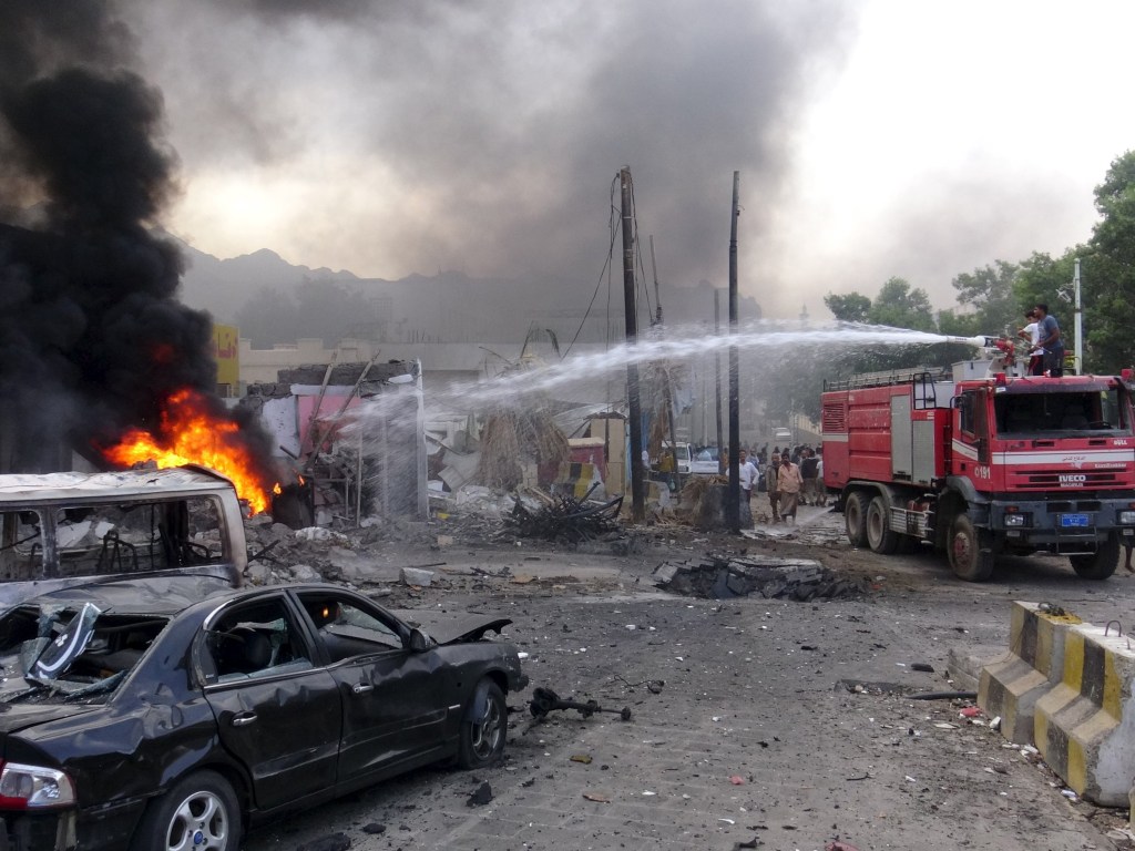 Bombeiros tentam extinguir incêndio no local de um atentado suicida fora da residência do presidente iemenita Abd-Rabbu Mansour Hadi Rabbu no sul da cidade de Aden - 28/01/2016
