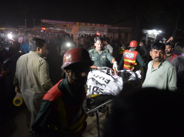 Equipes de resgate trabalham para resgatar as vítimas de um ataque a bomba em um parque lotado de cristãos durante as celebrações do Domingo de Páscoa em Lahore, no Paquistão - 27/03/2016