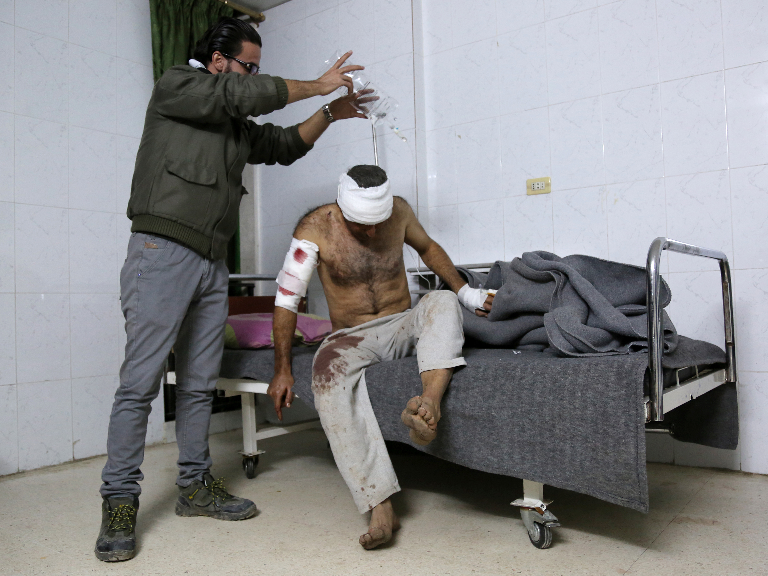 Homem ferido em um ataque suicida com carro-bomba na cidade de Tal Tamr, é atendido em um hospital em Qamishli, cidade de maioria curda na província de Hasakeh nordeste da Síria - 10/12/2015