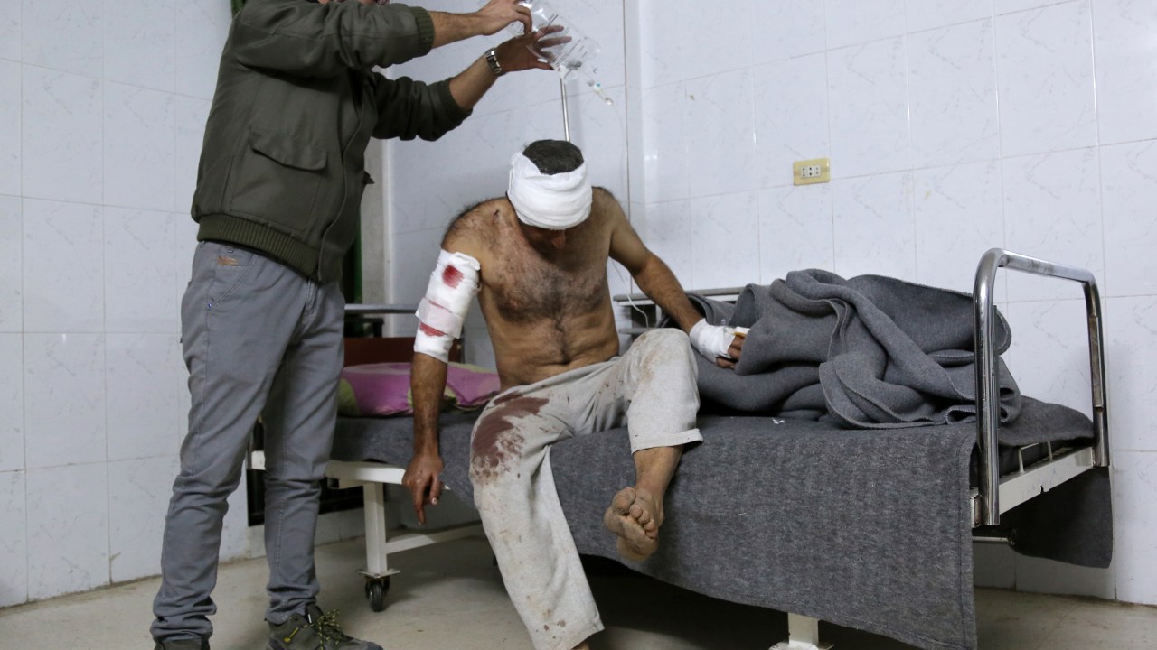 Homem ferido em um ataque suicida com carro-bomba na cidade de Tal Tamr, é atendido em um hospital em Qamishli, cidade de maioria curda na província de Hasakeh nordeste da Síria - 10/12/2015
