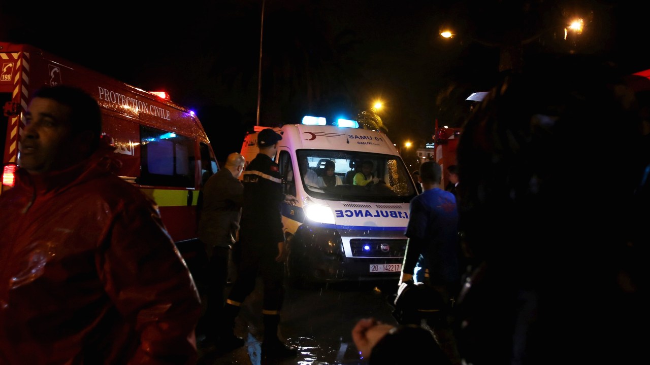 Movimentação de policiais e equipes de resgate depois de uma ataque a um ônibus militar que transportava guardas presidenciais no centro da capital Túnis, Tunísia - 24/11/2015