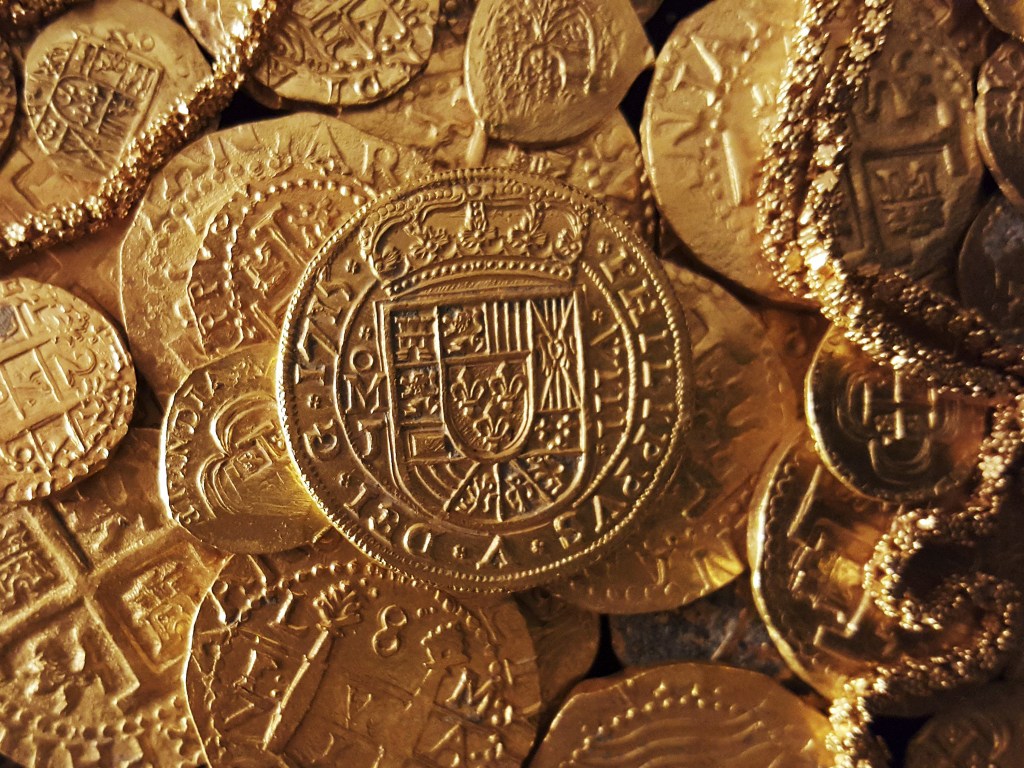Moedas e correntes de ouro encontrados em meio aos destroços de um navio espanhol que naufragou em 1715 no Atlântico ao largo da costa da Flórida