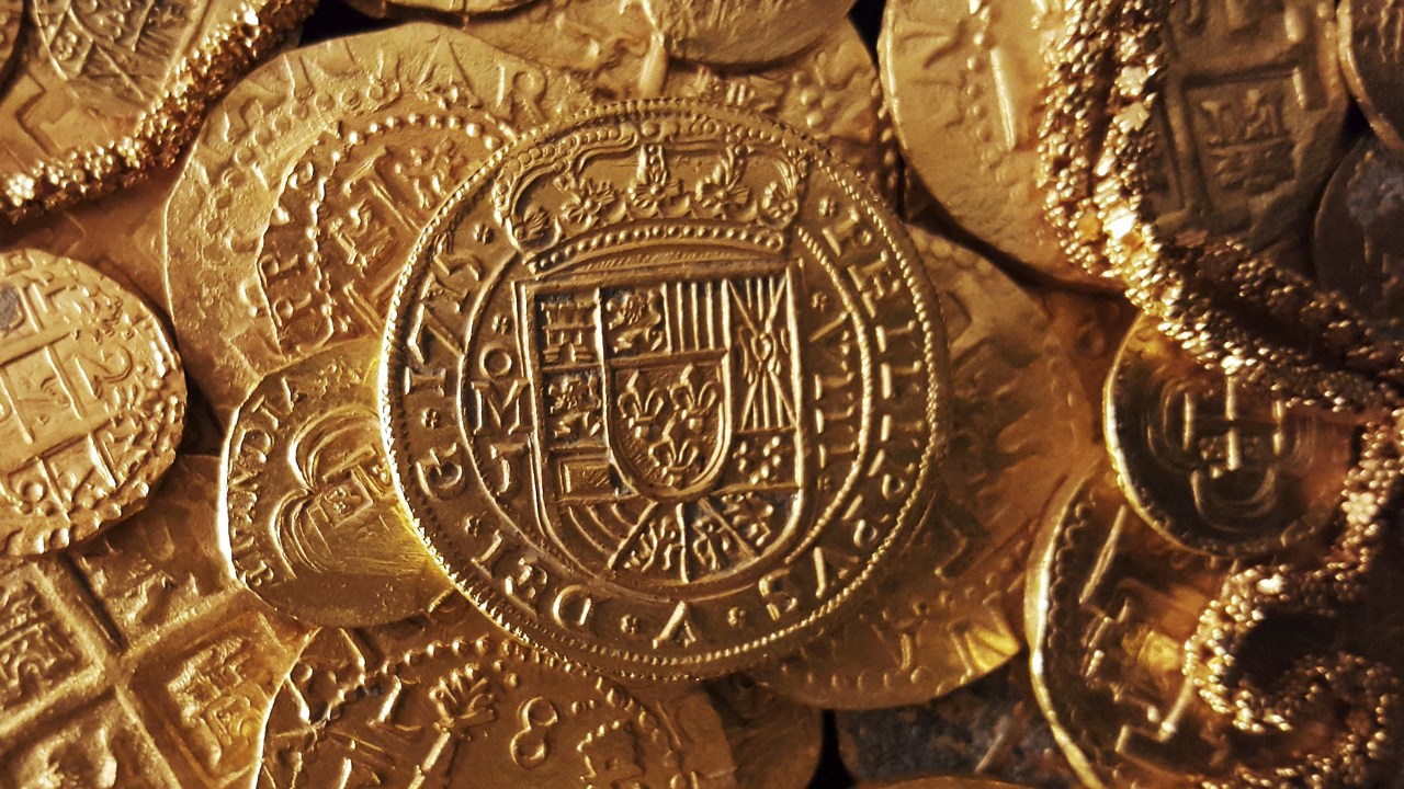 Moedas e correntes de ouro encontrados em meio aos destroços de um navio espanhol que naufragou em 1715 no Atlântico ao largo da costa da Flórida
