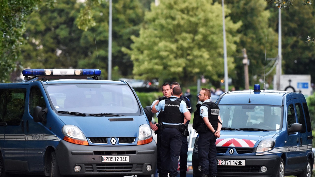Policiais bloqueiam uma estrada perto de um acampamento de ciganos, no local de um tiroteio que matou quatro pessoas e feriu gravemente três, em Roye, norte da França - 25/08/2015