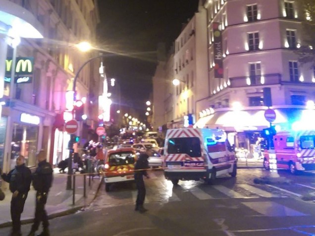 Atiradores invadem restaurante em Paris e deixam mortos e feridos