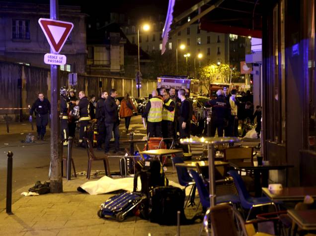 Corpos são retirados de um restaurante na sequência de um tiroteio em Paris, França - 13/11/2015
