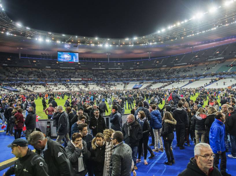 Torcedores entram em campo após amistoso entre França e Alemanha, no Stade France, em Paris - 13/11/2015