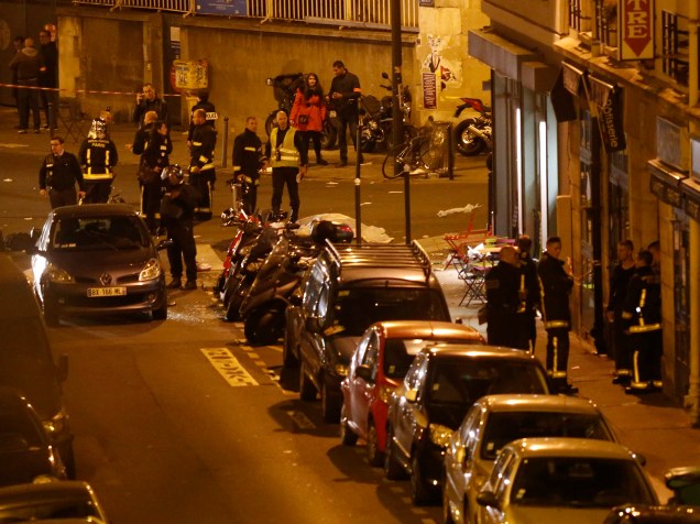 Equipes de resgate e da polícia isolam a área perto da Rue Bichat na sequência de vários ataques terroristas em Paris - 13/11/2015