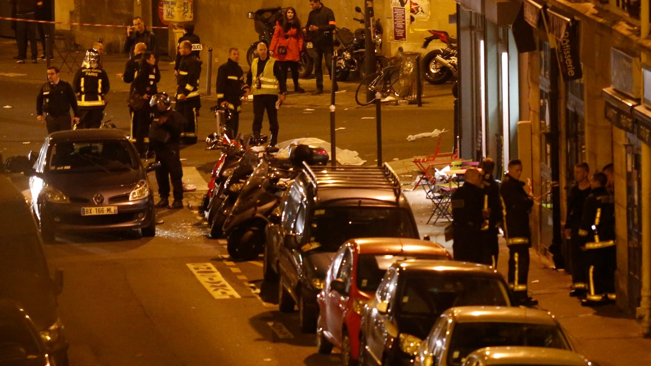 Equipes de resgate e da polícia isolam a área perto da Rue Bichat na sequência de vários ataques terroristas em Paris - 13/11/2015