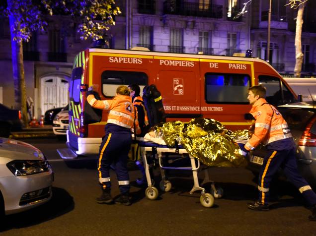 Equipes de resgate carregam uma pessoa ferida no Boulevard des Filles du Calvaire, perto da sala de concertos Bataclan no centro de Paris - 13/11/2015