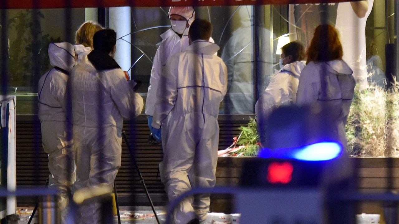 Peritos inspecionam o local de um ataque do lado de fora do Stade de France, em Saint-Denis, norte de Paris - 13/11/2015