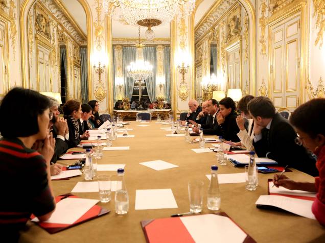 O presidente francês François Hollande reúne autoridades para uma reunião de emergência no Palácio do Eliseu após a série de ataques terroristas em Paris - 13/11/2015