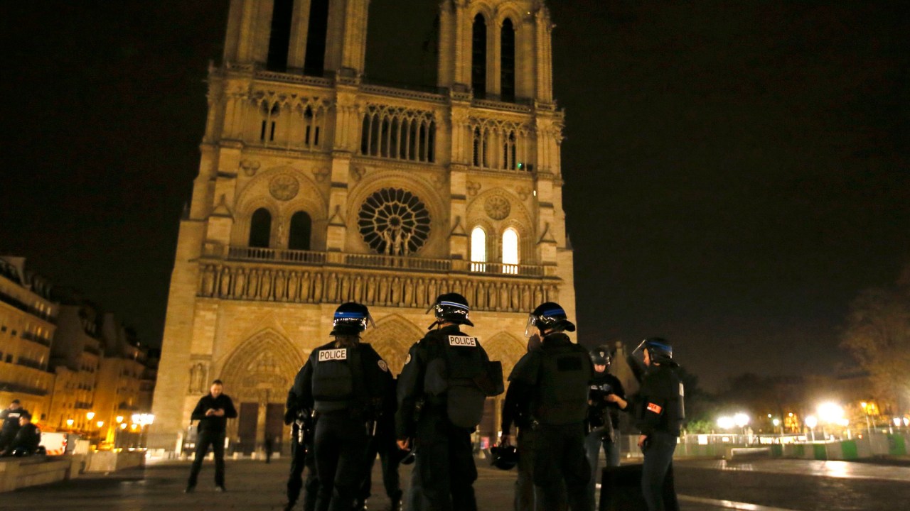 Polícia reforça segurança perto da Catedral de Notre Dame após uma série de ataques terroristas em Paris - 13/11/2015