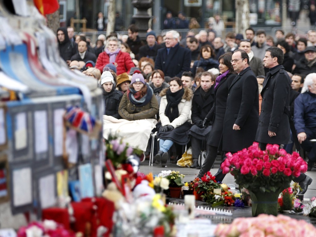 O presidente francês, François Hollande (centro), o primeiro-ministro Manuel Valls e a prefeita de Paris, Anne Hidalgo participam de cerimônia na Praça da Repúblca em homenagem às vítimas dos atentados terroristas do ano passado ao semanal satírico francês Charlie Hebdo - 10/01/2016