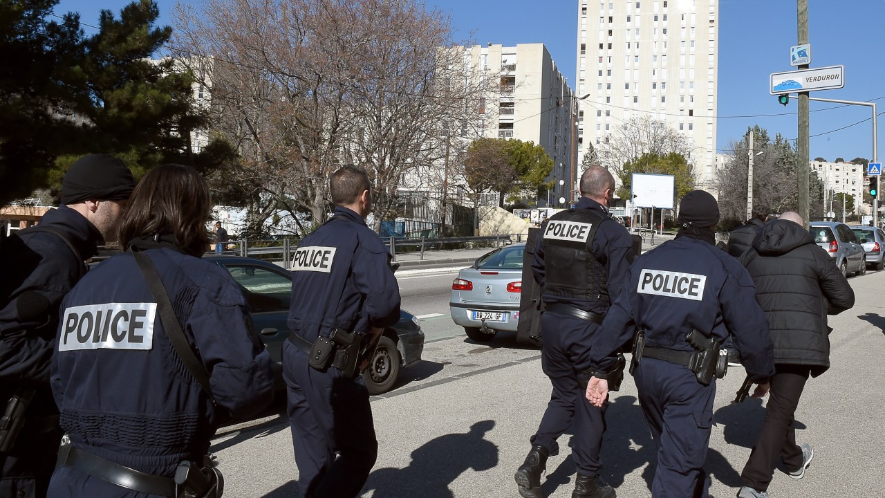 Polícia francesa realiza operação na cidade de Marselha onde homens encapuzados e armados realizaram disparos com fuzis Kalashnikov - 09/02/2015