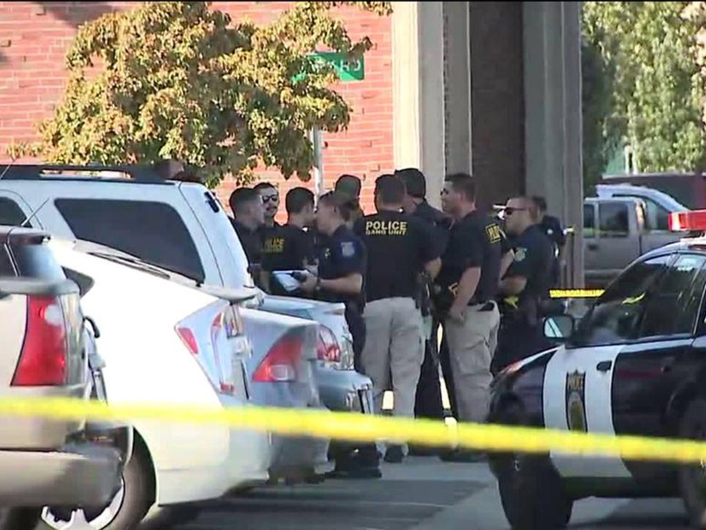 Reprodução de um vídeo do canal FOX News mostra policiais na faculdade de Sacramento, palco de tiroteio que deixou um morto e dois feridos