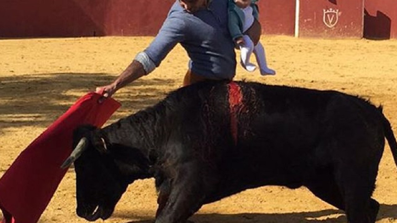 Toureiro espanhol Francisco Rivera posta foto polêmica enquanto toureia com a filha no colo