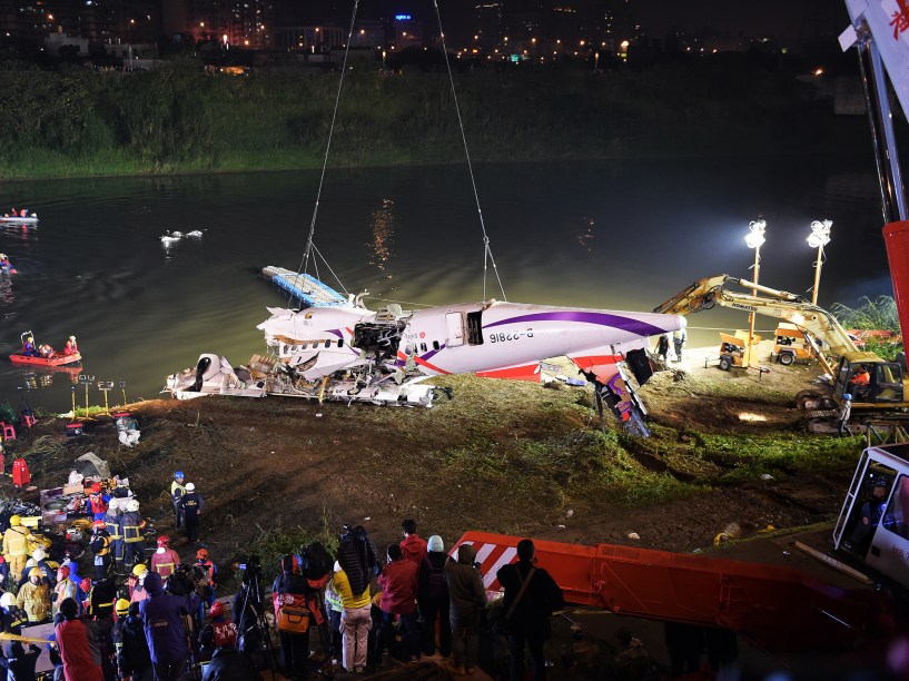 Equipes de resgate retiram destroços do avião TransAsia que caiu no rio Keelung em Taipé, capital de Taiwan