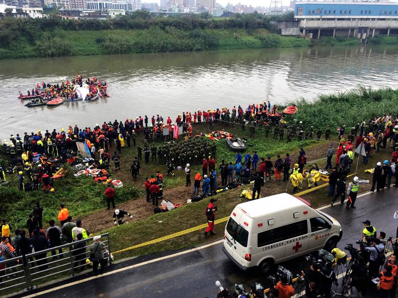 Ambulância chega ao local do acidente com o voo ATR72-600, da TransAsia