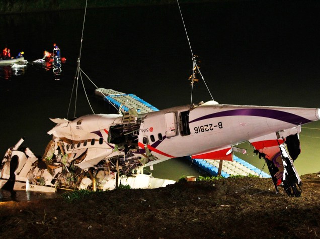 Equipes de resgate retiram destroços de avião da TransAsia que caiu no rio Keelung, em Taipé, Taiwan