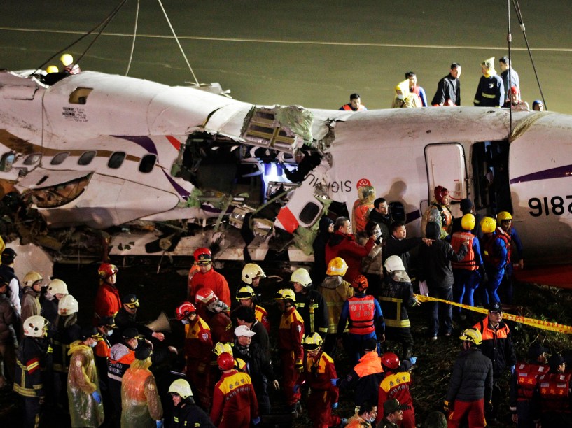 Esquipes de resgate trabalham no local onde um avião da TransAsia caiu em Taipé, Taiwan, nesta quarta-feira