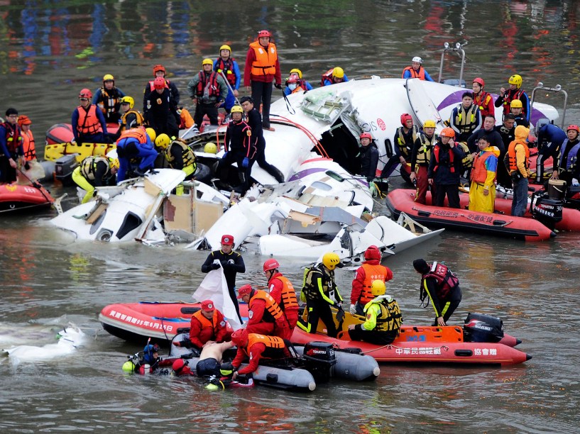 Equipes resgatam vítimas da queda do avião da TransAsia em Taiwan