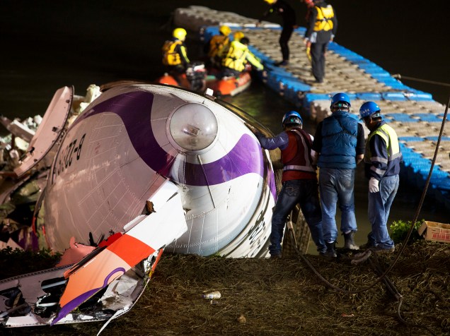 Equipes de resgate retiram destroços do avião da TransAsia que caiu no rio Keelung, em Taipé, capital de Taiwan