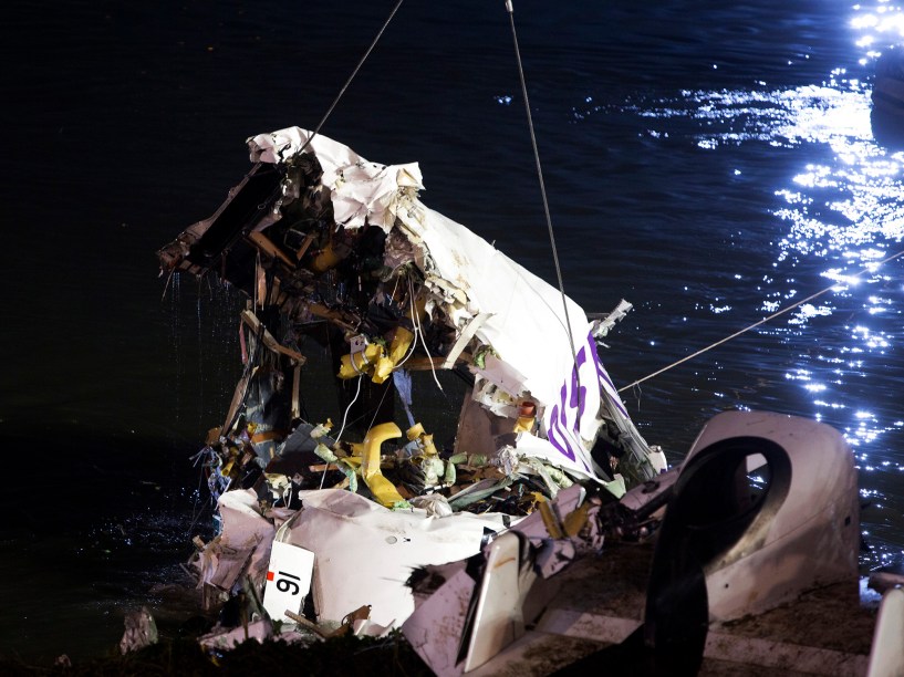 Equipe recuperam destroços do avião da TransAsia que caiu em Taipé