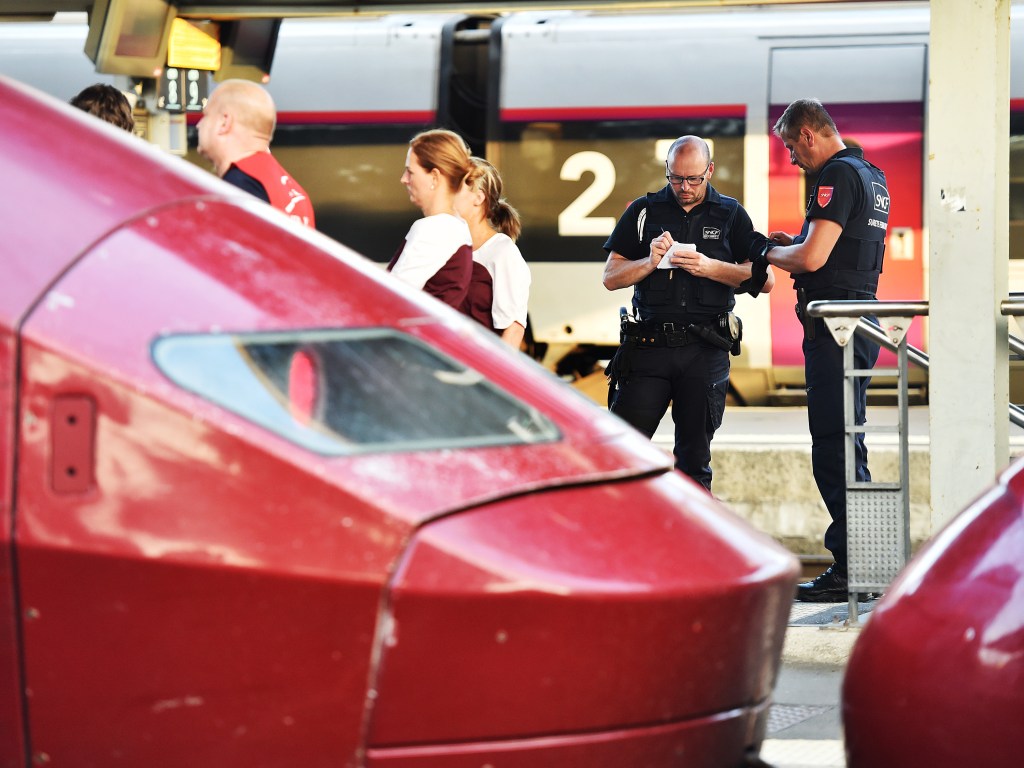 Agentes de segurança da operadora ferroviária nacional francesa SNCF inspecionam a estação de trem principal de Arras, norte da França. Um homem armado abriu fogo em um trem que partiu de Amsterdam para Paris, ferindo três pessoas antes de ser dominado por passageiros - 21/08/2015