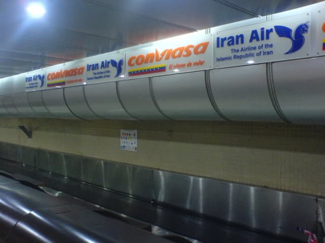 Guichê de despacho de bagagem no Aeroporto de Maiquetia, em Caracas. Operação conjunta das estatais de viação do Irã e Venezuela