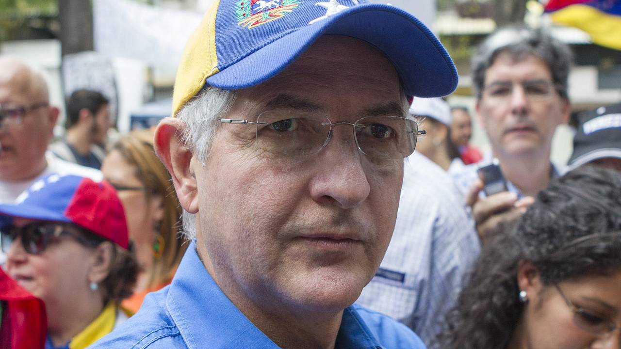 O prefeito de Caracas, Antonio Ledezma, durante uma marcha organizada por estudantes oposicionistas do município Chacao, em Caracas - 20/04/2014
