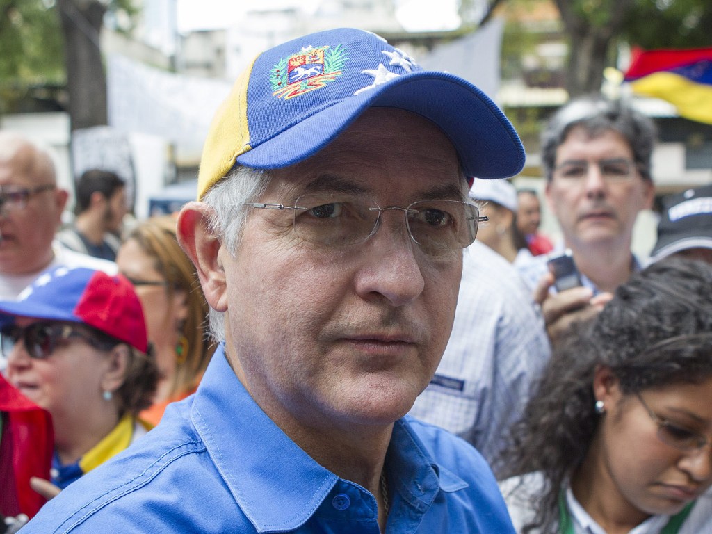 O prefeito de Caracas, Antonio Ledezma, durante uma marcha organizada por estudantes oposicionistas do município Chacao, em Caracas - 20/04/2014