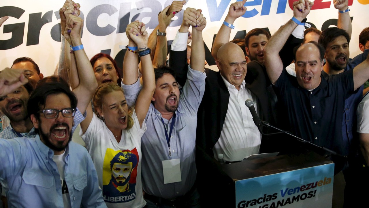 Lilian Tintori, esposa do líder da oposição venezuelana preso Leopoldo Lopez, celebra com os candidatos da coligação dos partidos da oposição venezuelana, durante uma coletiva de imprensa sobre a eleição em Caracas - 06/12/2015