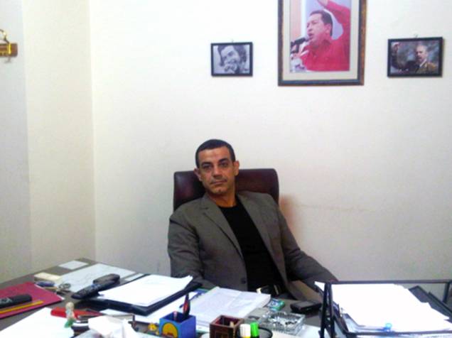 O libanês Ghazi Nassereddine, em sua mesa na embaixada da Venezuela em Damasco, onde era adido comercial. Procurado pelo FBI por terrorismo atualmente vive na Venezuela